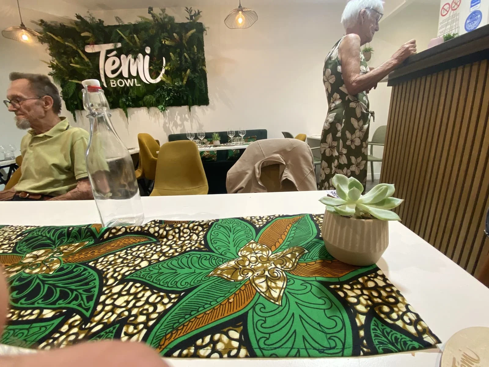 Détail d'une table et tissu wax